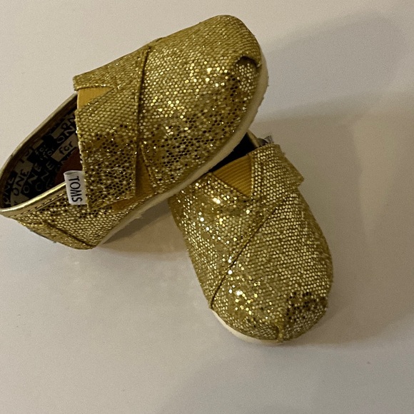 TOMS Kids Shimmering Gold Dress Shoes - Picture 1 of 4